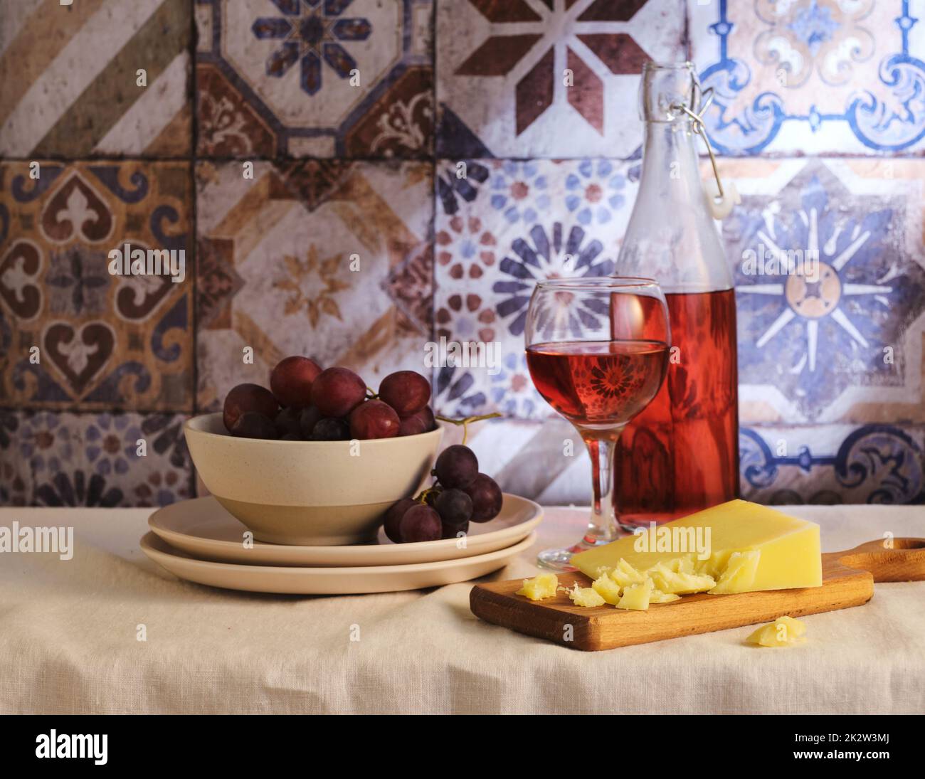 Tavolo con formaggio con vino e frutta. Cucina mediterranea Foto Stock