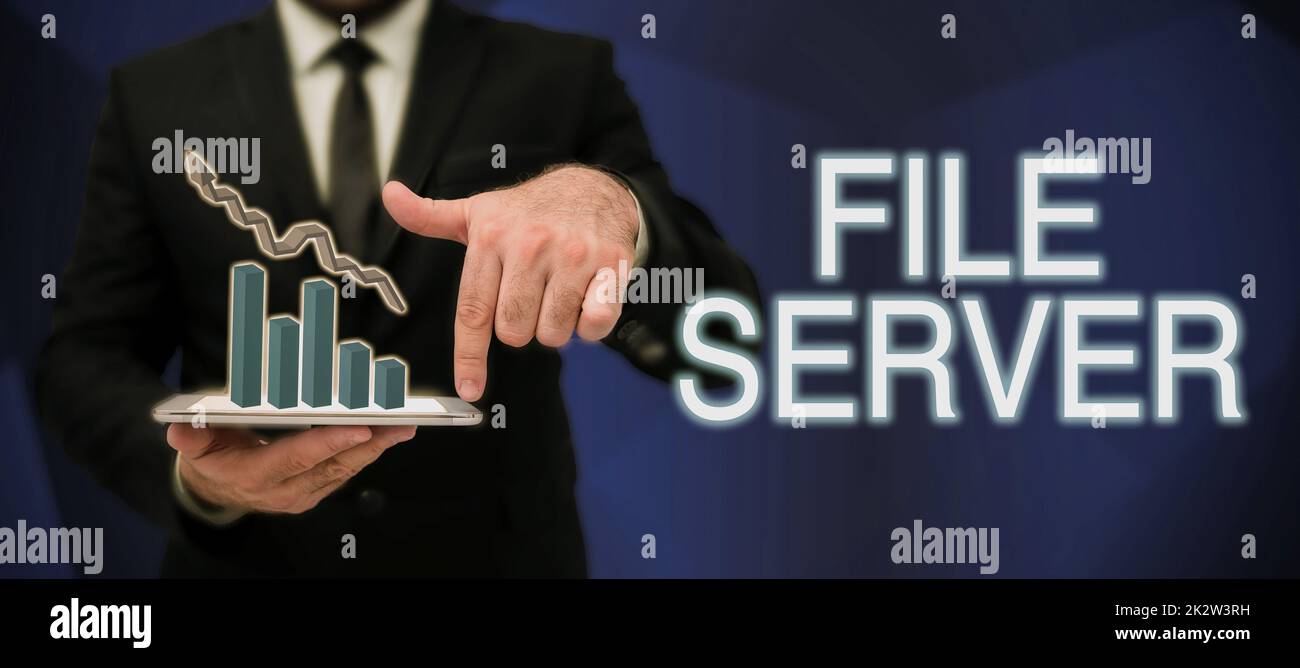 Scrittura del file server di testo visualizzato. Dispositivo di panoramica aziendale che controlla l'accesso ai dati memorizzati separatamente uomo d'affari in tuta con blocco note che simboleggia il successo del lavoro di squadra. Foto Stock