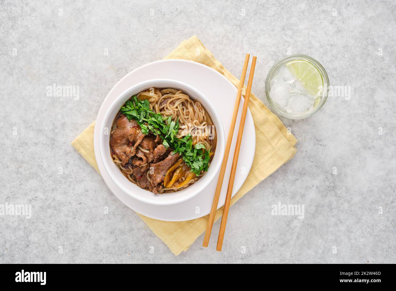 Tagliatelle asiatiche con manzo e verdure. Foto Stock