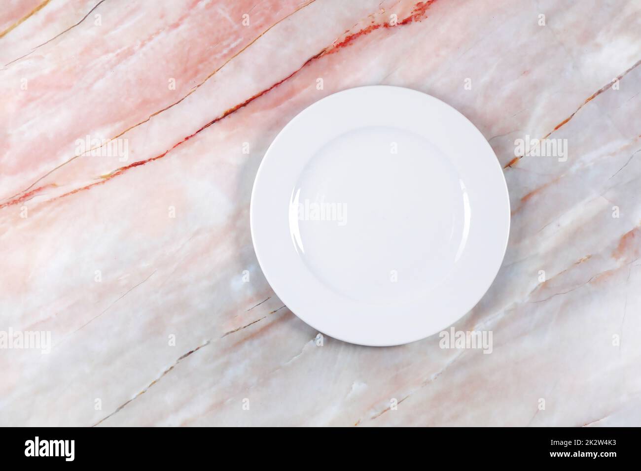 Piatto da pranzo su una superficie di marmo rosa bianco e grigio Foto Stock