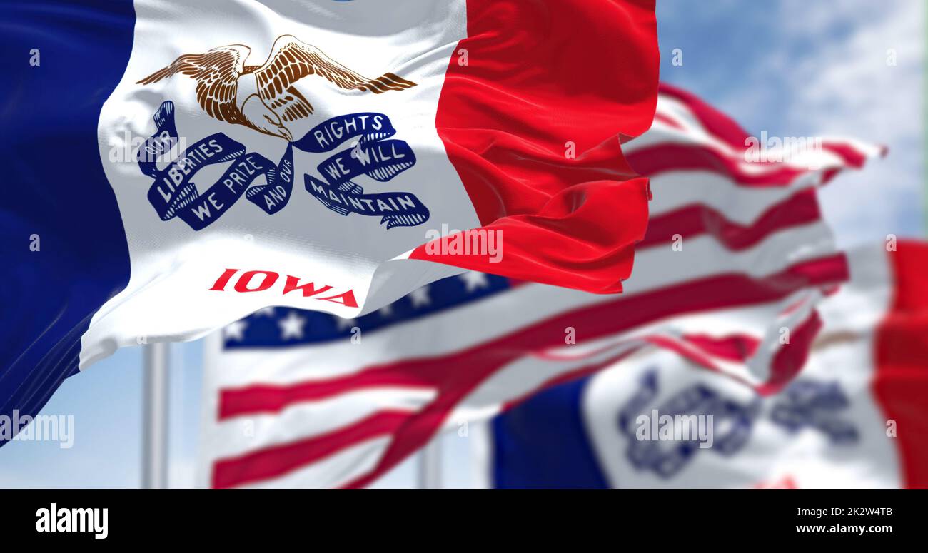 La bandiera dello stato dell'Iowa sventola insieme alla bandiera nazionale degli Stati Uniti d'America Foto Stock