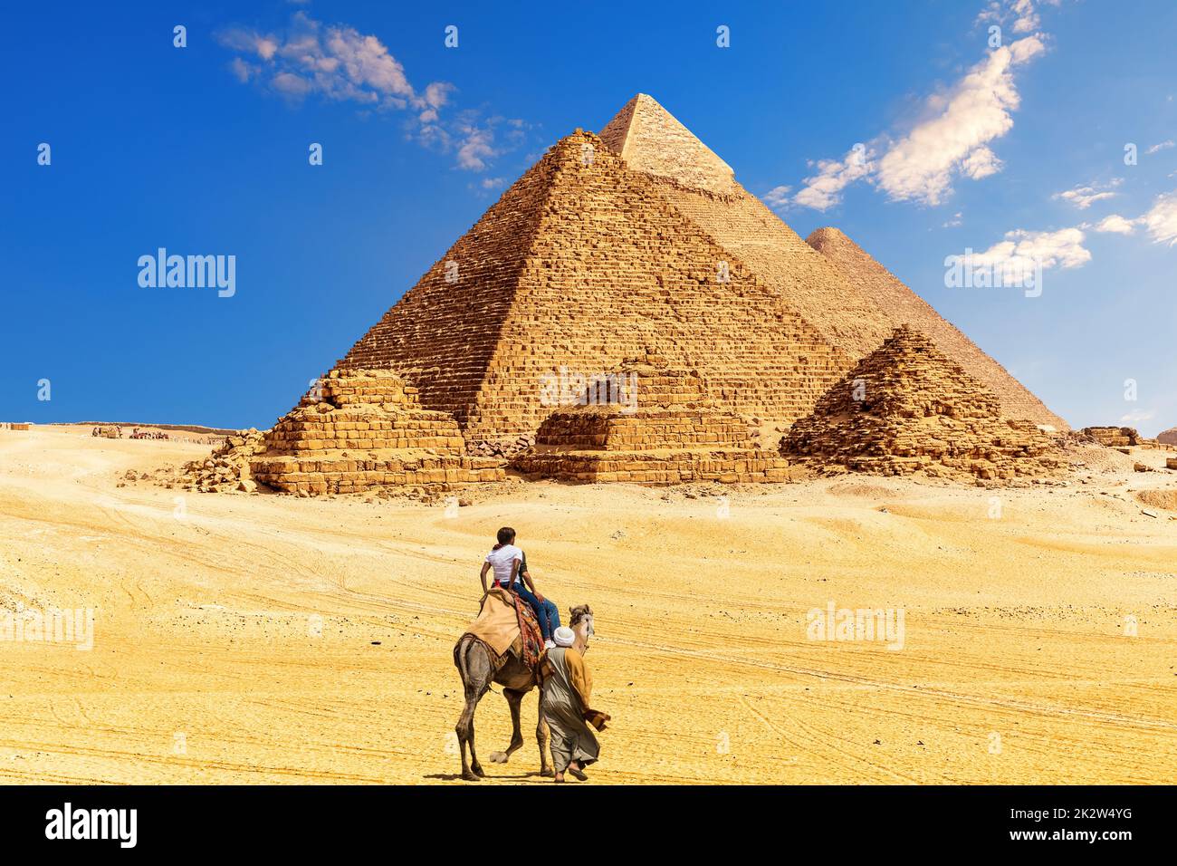 Il complesso della Grande Piramide e beduino con turisti nel deserto d'Egitto, Giza Foto Stock