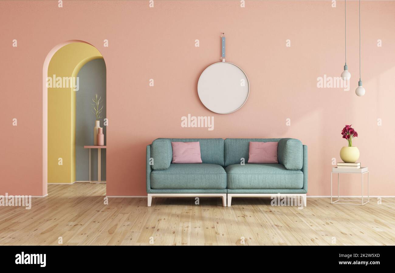 Interno soggiorno minimalista con divano su pareti color pastello e arco Foto Stock