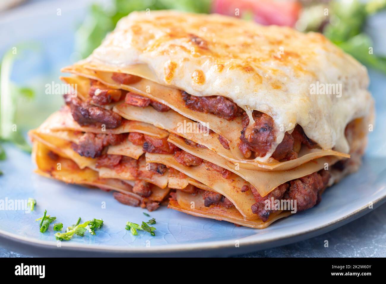 Lasagne su una piastra Foto Stock