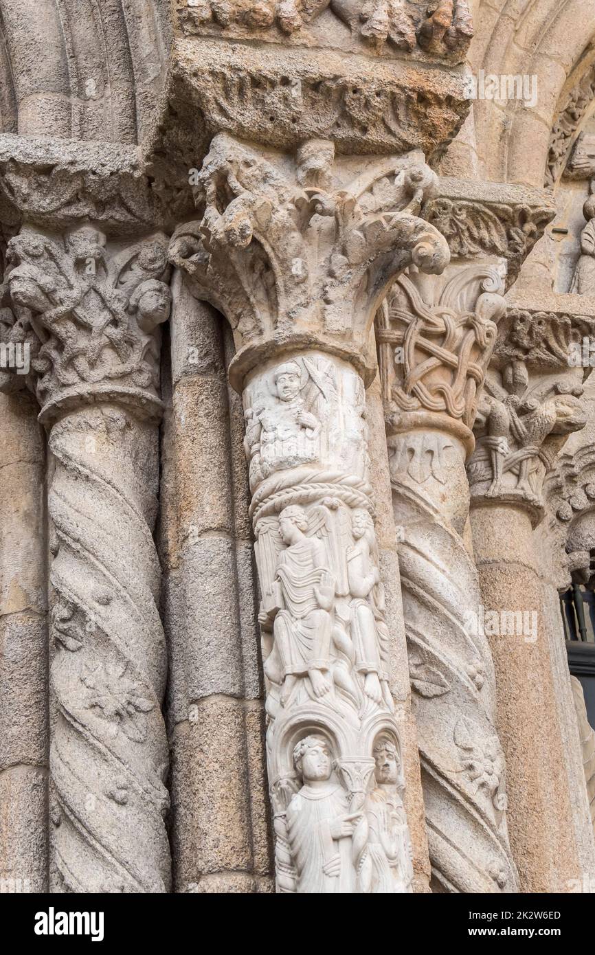 Particolare di capitelli su colonne nella Cattedrale di Santiago de Compostela in Galizia, Spagna Foto Stock