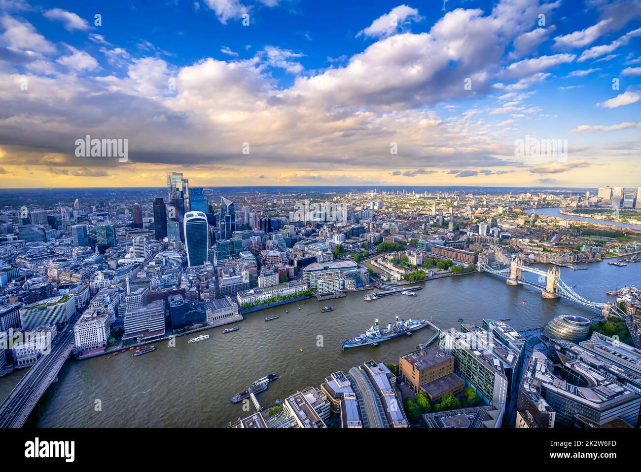 vista panoramica sullo skyline di londra al tramonto Foto Stock