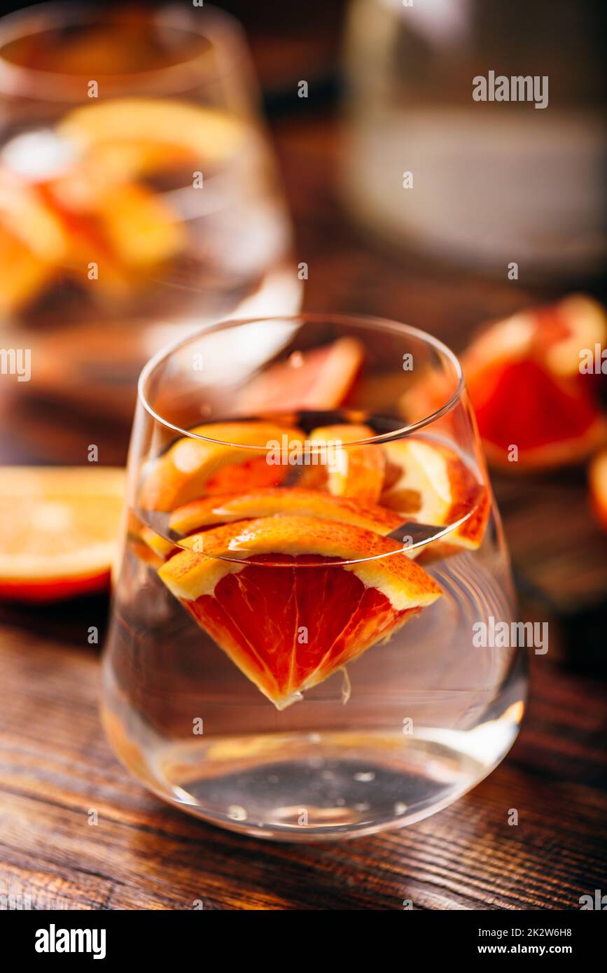 Disintossicare l'acqua con le arance del sangue Foto Stock