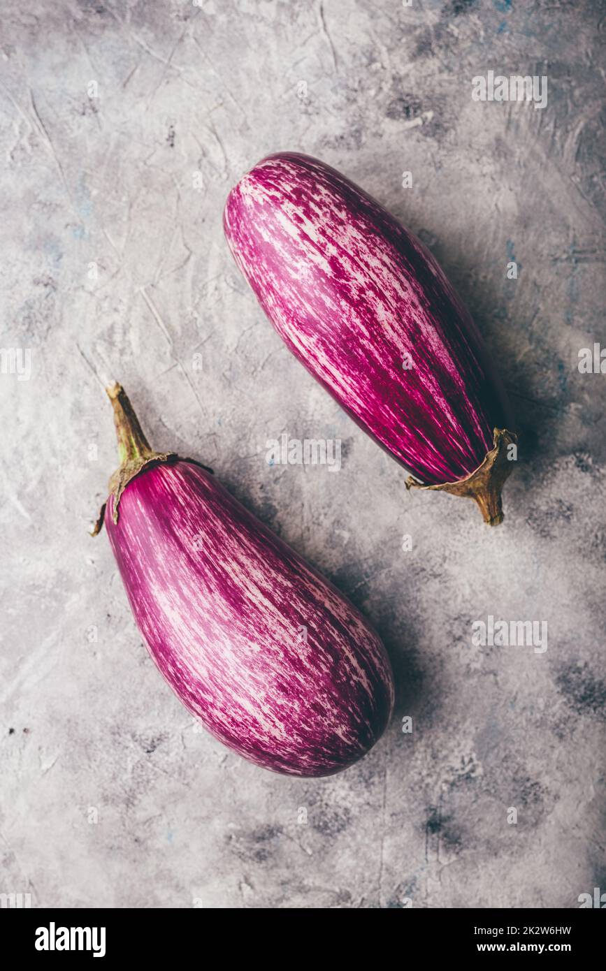 Due melanzane viola su sfondo chiaro Foto Stock