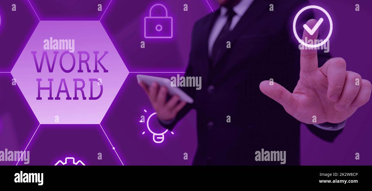 Testo che mostra il lavoro di ispirazione duro. Lavoro concettuale della foto che mette lo sforzo nel fare e completare le mansioni uomo d'affari in vestito che tiene il blocco note simbolizzando il lavoro di squadra riuscito. Foto Stock