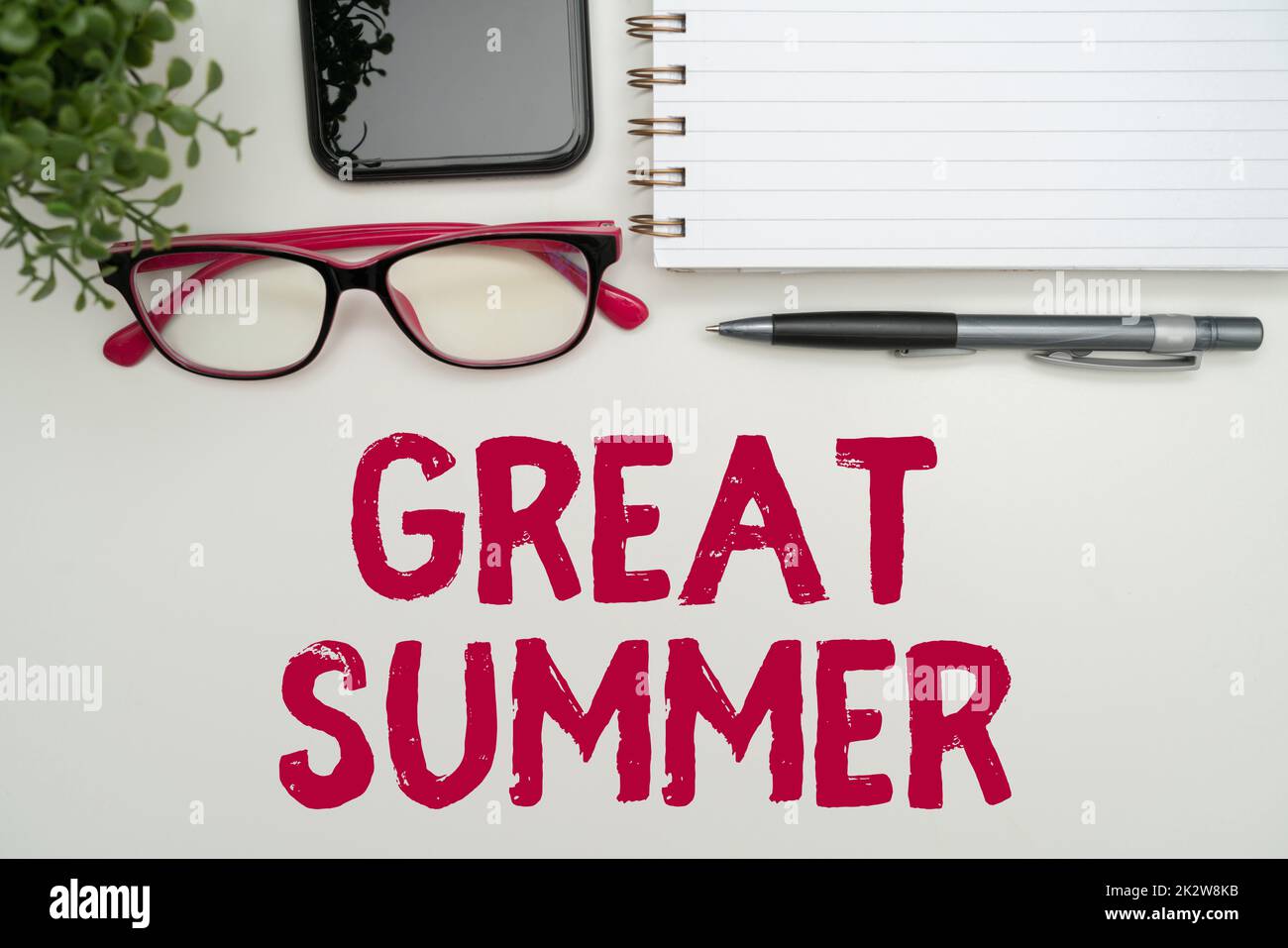 Cartello con la scritta Great Summer. Idea di affari avere divertimento buon sole andare alla spiaggia godere all'aperto forniture per ufficio sopra la scrivania con tastiera e occhiali e tazza di caffè per il lavoro Foto Stock
