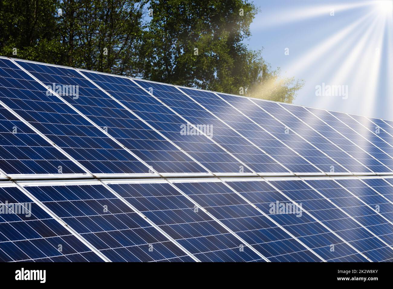 I pannelli solari alimentano i generatori dal sole come fonte di energia rinnovabile Foto Stock