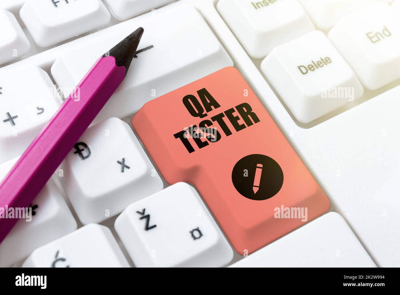 Tester QA per display concettuale. Parola per la garanzia di qualità di un progetto in corso prima dell'implementazione Lavagna bianca semplice con linea guida disegno a mano per passi sopra il mondo globo. Foto Stock