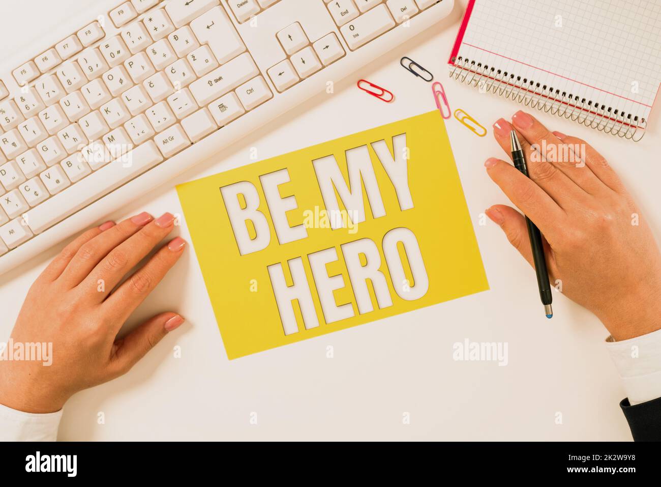 Scrittura di testo visualizzato Be My Hero. Internet Concept richiesta da qualcuno di ottenere alcuni sforzi di azioni eroiche per lui -47942 Foto Stock
