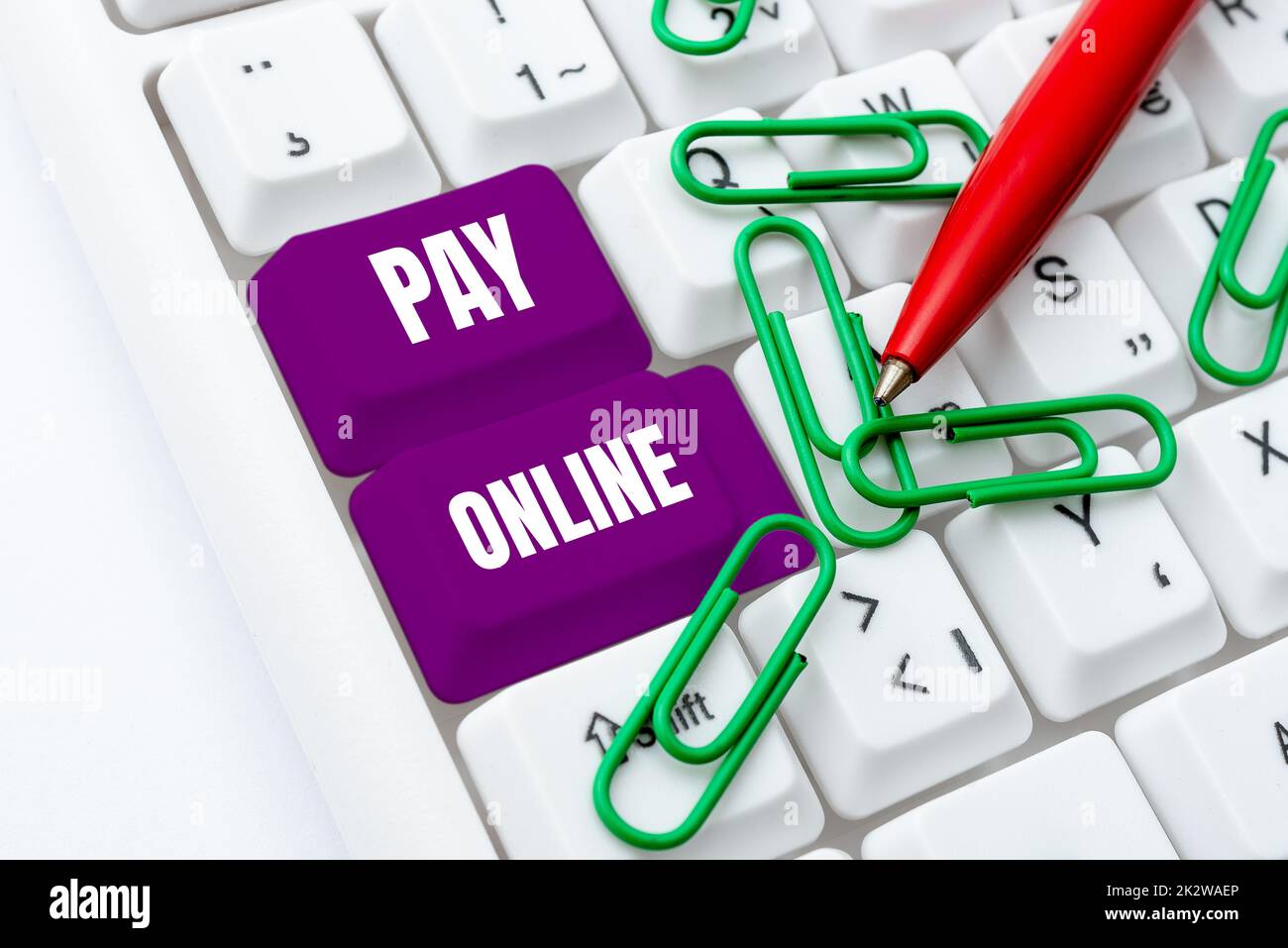 Segno di testo che mostra paga online. Internet Concept acquistare prodotti o servizi utilizzando la carta di credito su qualsiasi sito web -48896 Foto Stock