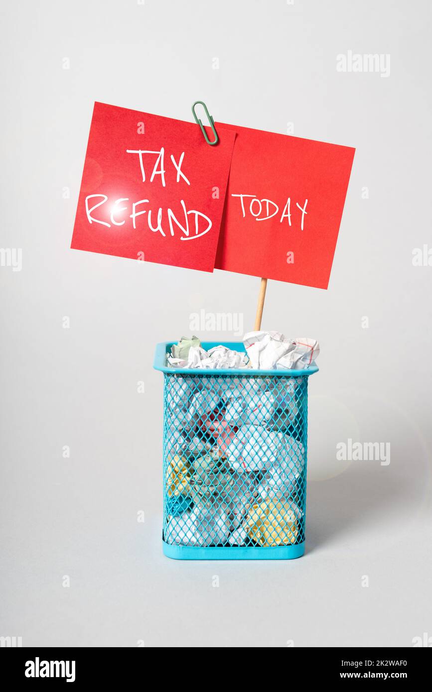 Testo della scrittura rimborso fiscale. Parola scritta su applicata quando la responsabilità di denaro è inferiore a quella pagata -48975 Foto Stock
