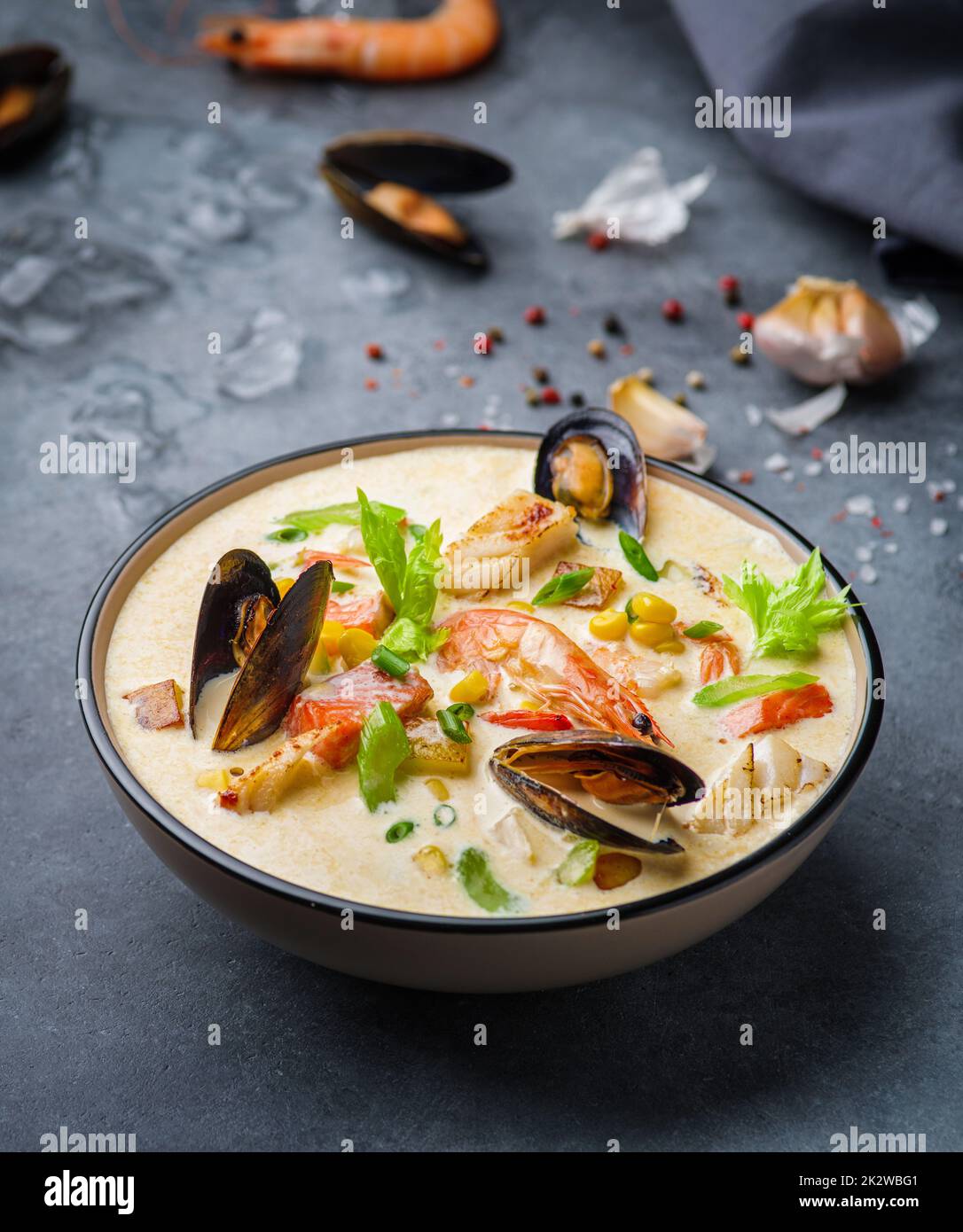 Zuppa di vongole del New England, talvolta indicata come zuppa di vongole in stile Boston o Boston. Zuppa cremosa con gamberi, mais, pancetta e cozze Foto Stock