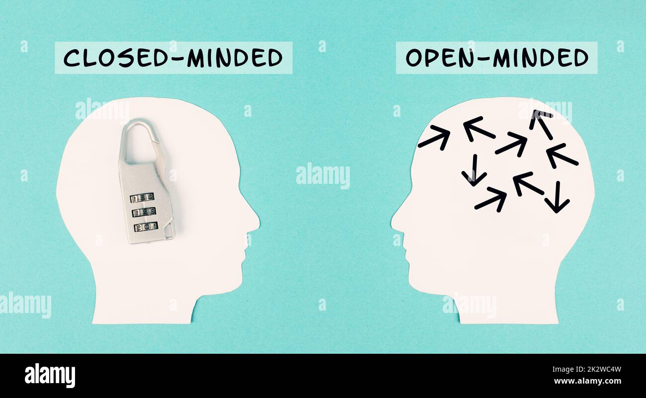 Silhouette di due persone, un uomo è chiuso mentalità con una serratura in testa, di fronte alla persona con la mente aperta cervello, mentalità diversa Foto Stock