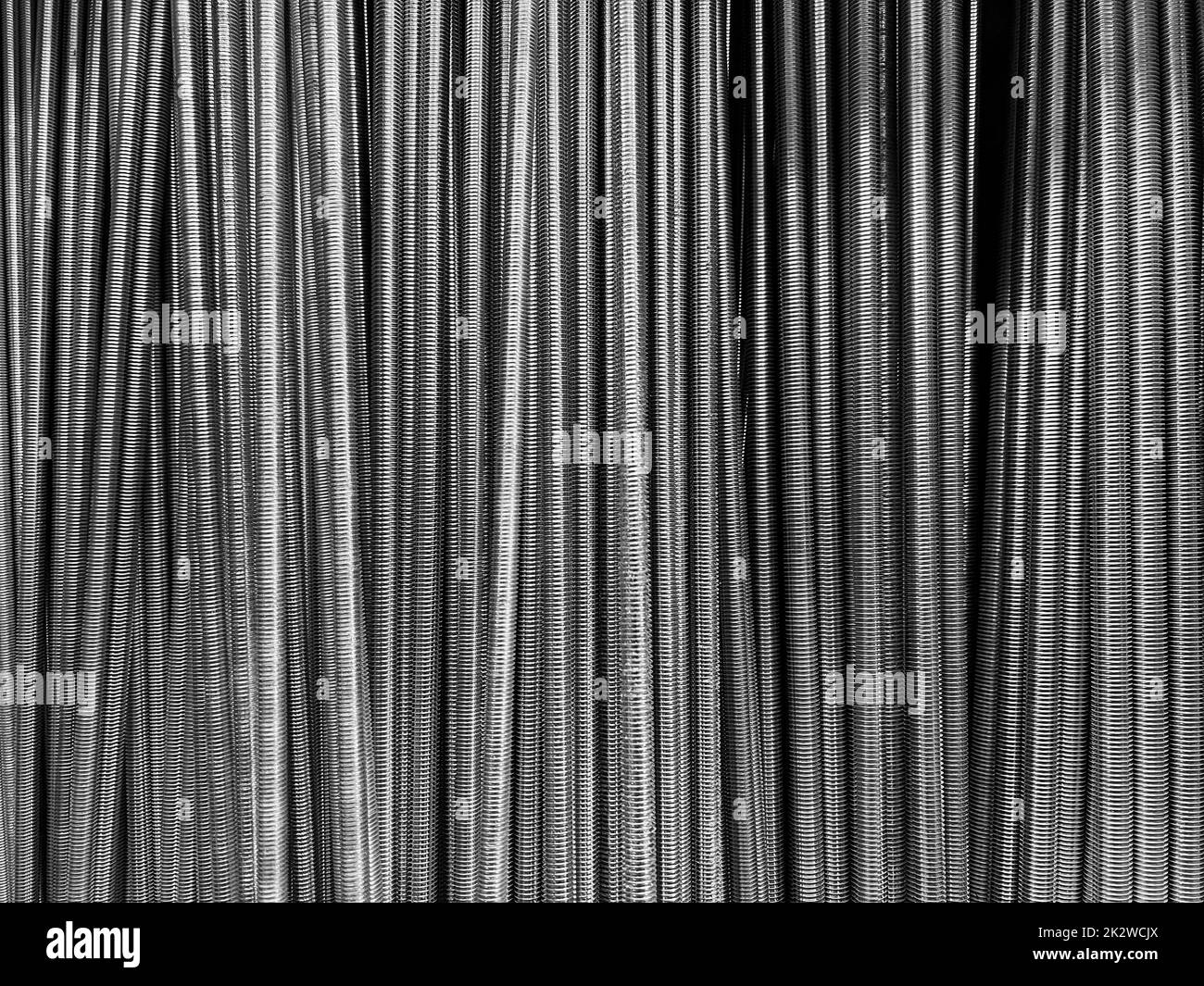 primo piano di barre di acciaio lunghe filettate Foto Stock