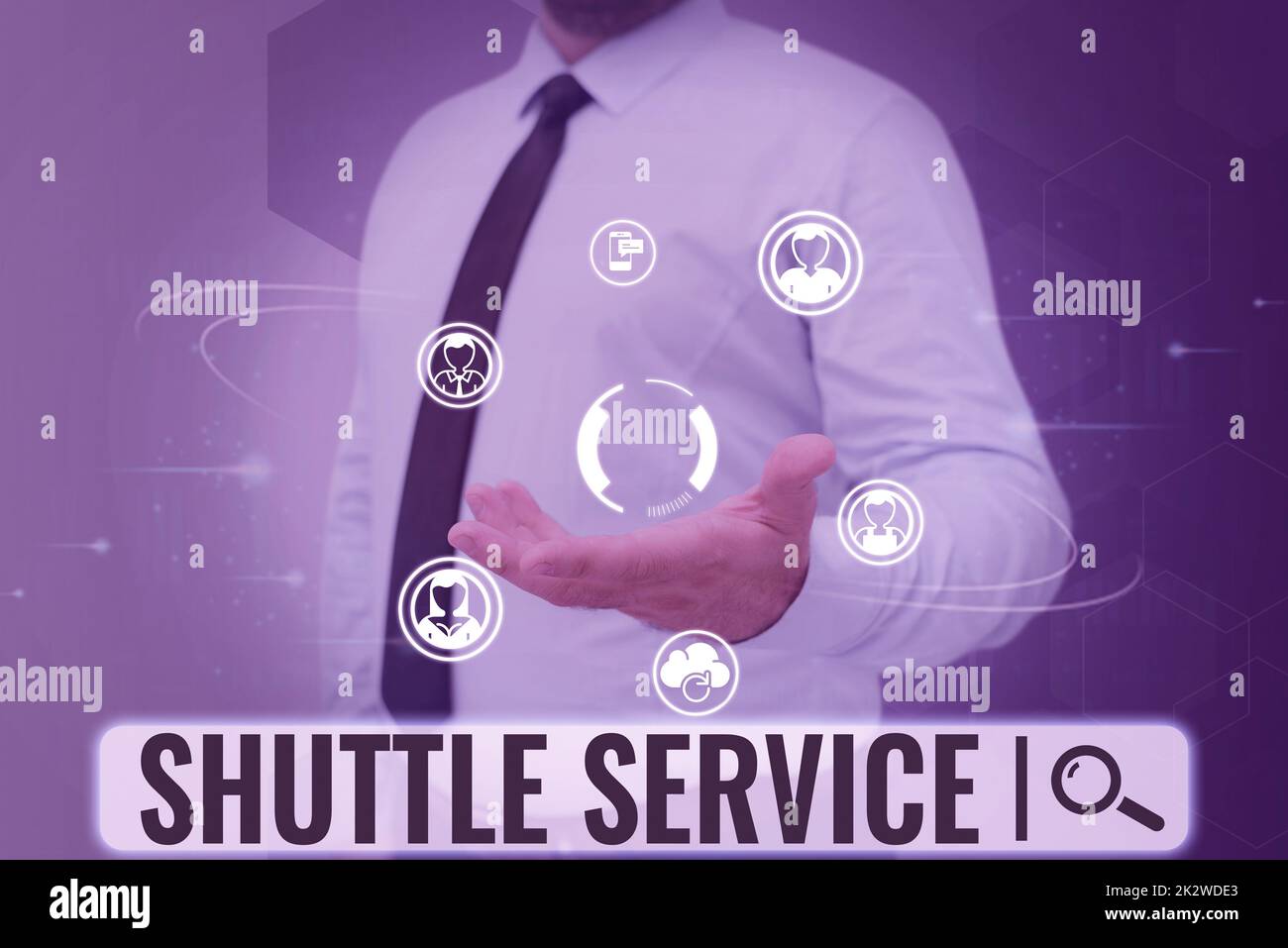 Cartello con su scritto Shuttle Service. Panoramica degli affari i veicoli come gli autobus viaggiano spesso tra due posti uomo d'affari in tuta tenendo palmo aperto simbolizzando il lavoro di squadra di successo. Foto Stock