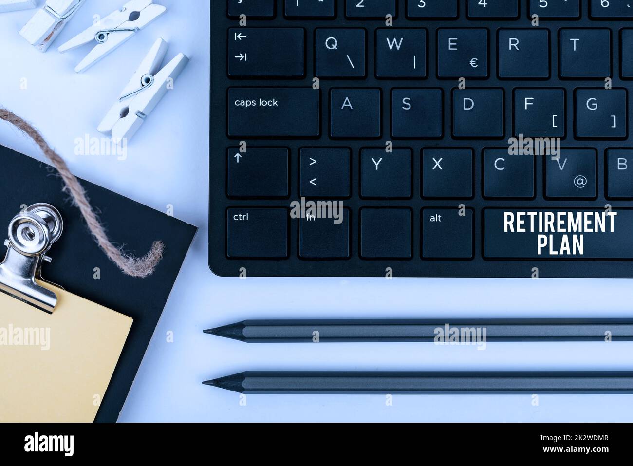 Testo scritto a mano piano di pensionamento. Approccio aziendale risparmio di denaro per utilizzarlo quando si esce dal computer tastiera e Symbol.Information Medium per la comunicazione. Foto Stock