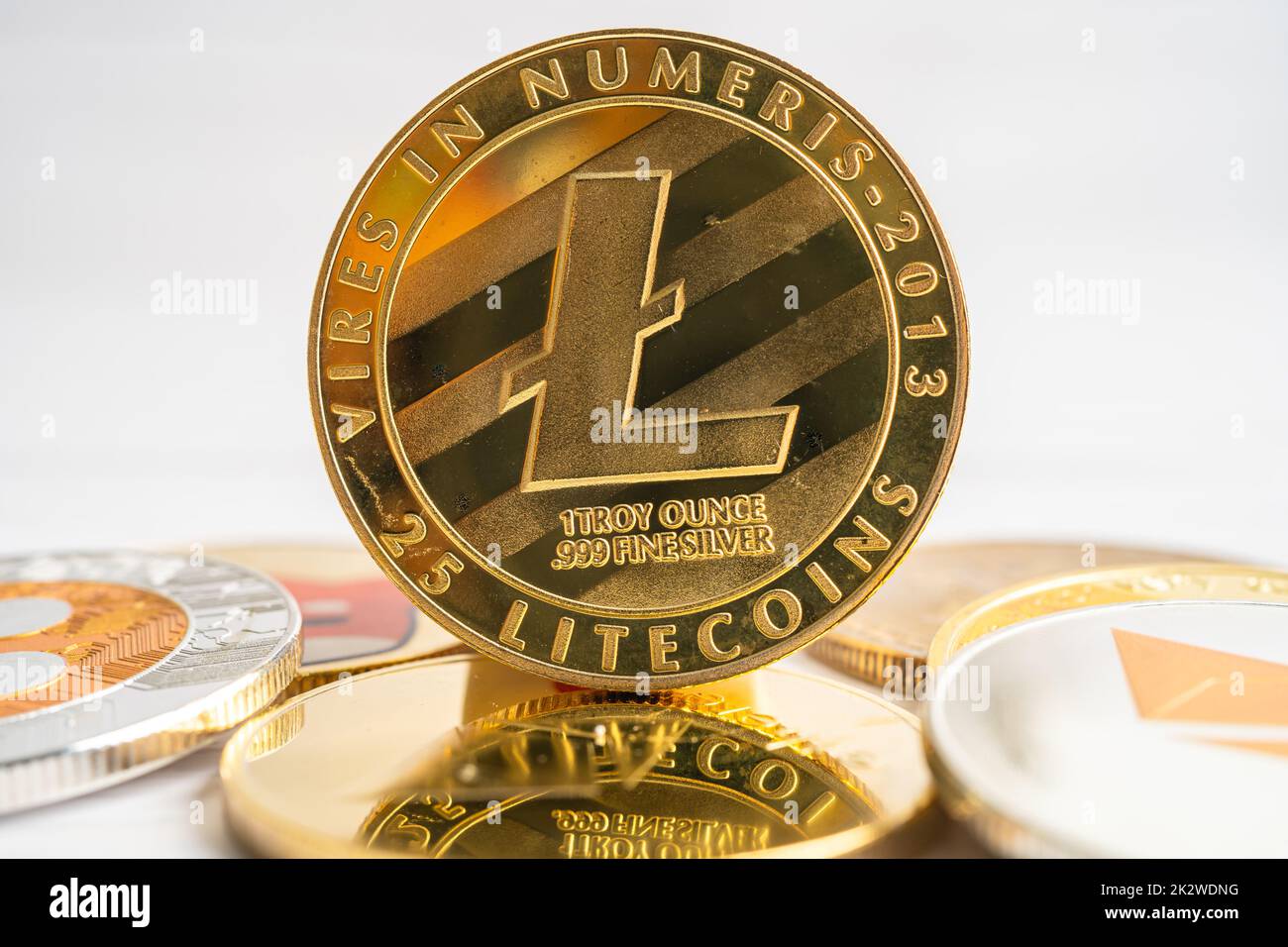 Litecoins o elettronica a livello mondiale scambiano denaro virtuale, blockchain, criptovaluta concetto online. Foto Stock