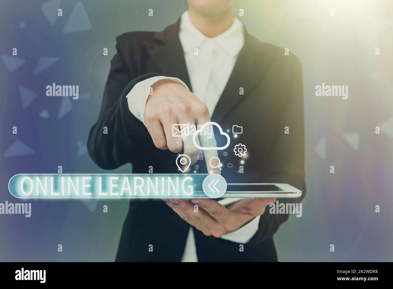 Scrittura di testo in corso di formazione online. Panoramica commerciale Larning con l'assistenza di Internet e di un computer Lady schermo di pressione del telefono cellulare che mostra la tecnologia futuristica Foto Stock