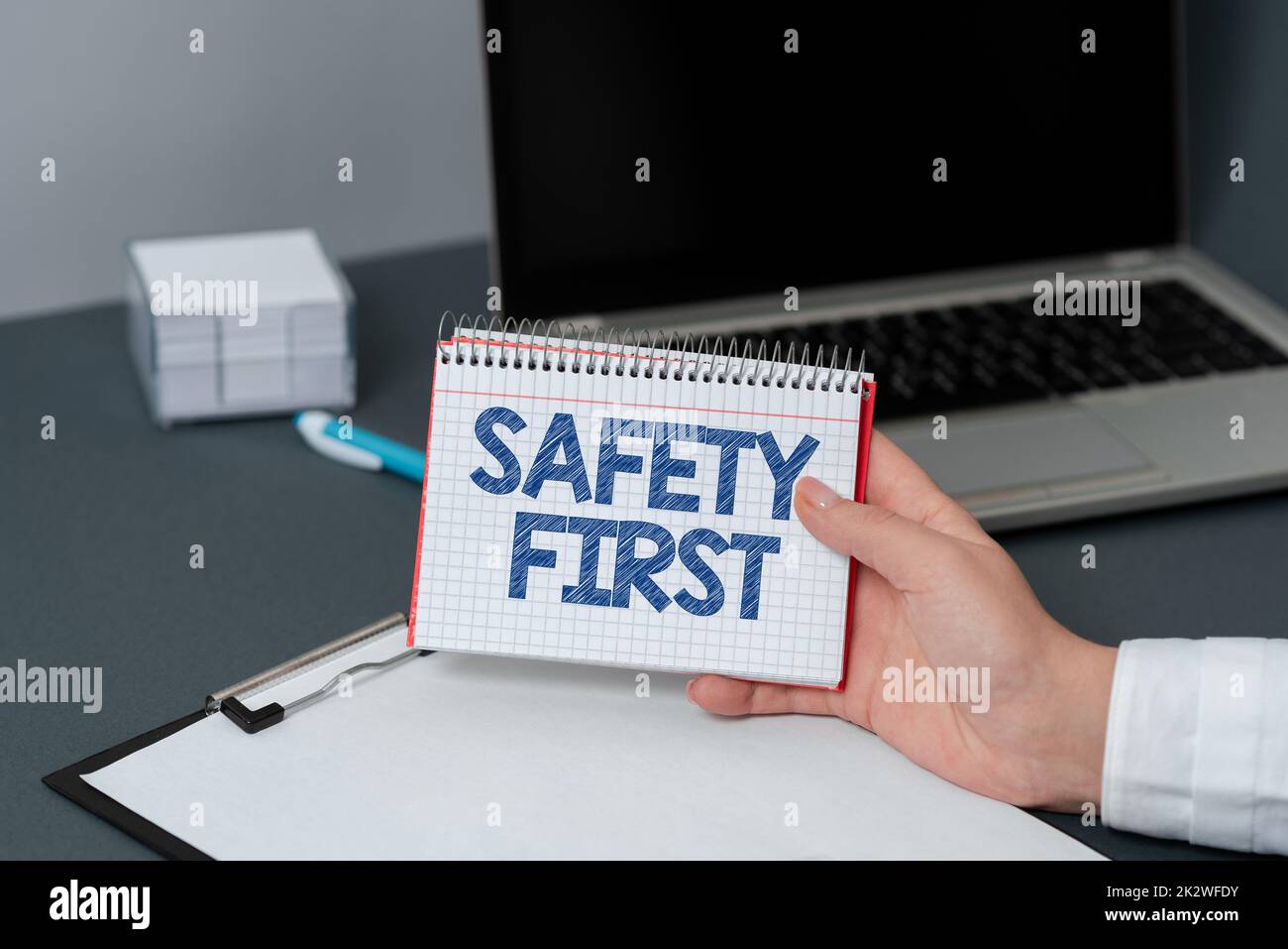 Didascalia di testo che presenta prima la sicurezza. Concetto che significa evitare qualsiasi rischio inutile vivere in sicurezza prestare attenzione Foto Stock