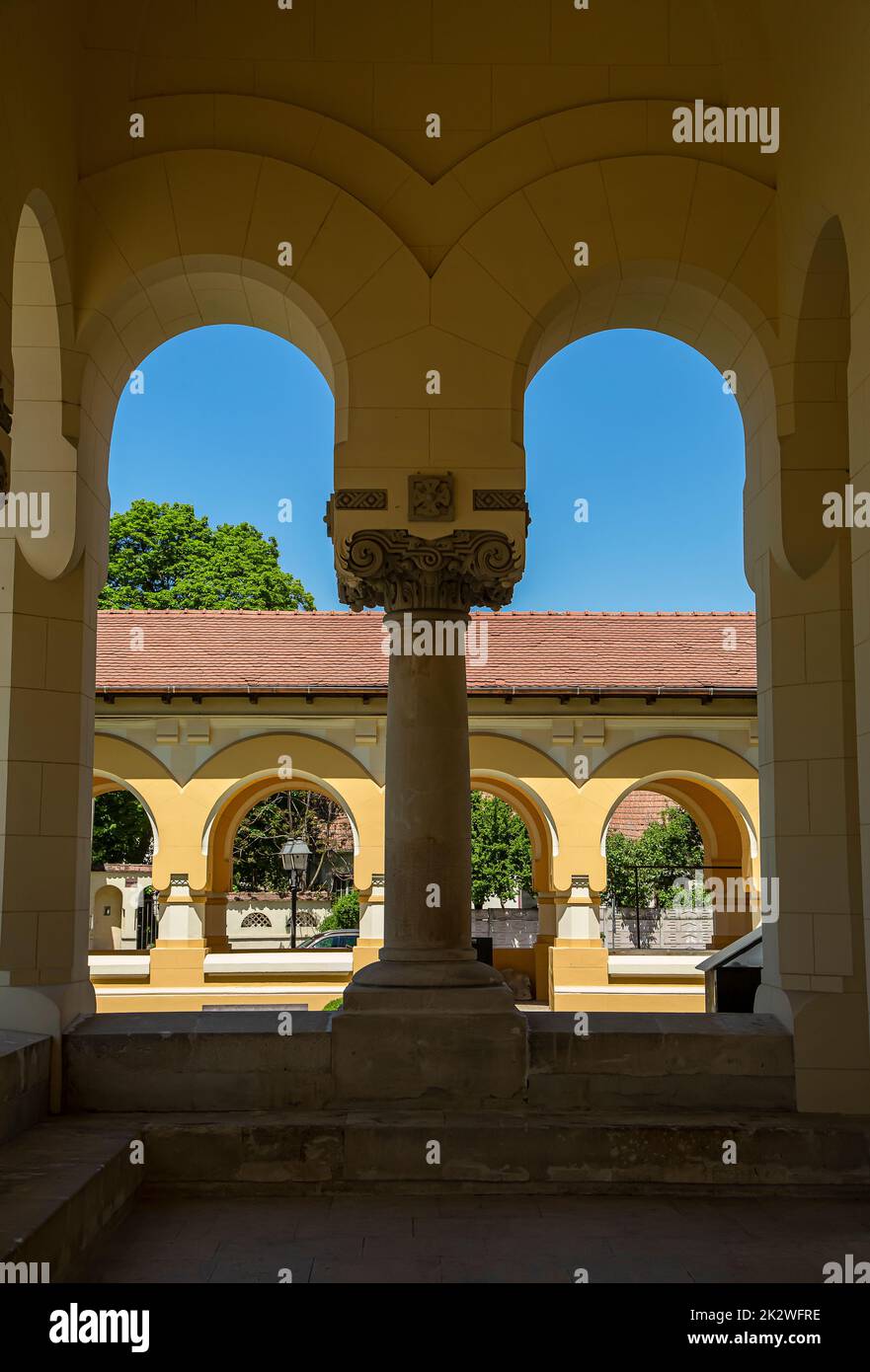 Il cortile della Cattedrale dell'Incoronazione all'interno della Fortezza di Alba Carolina, Transilvania, Romania Foto Stock