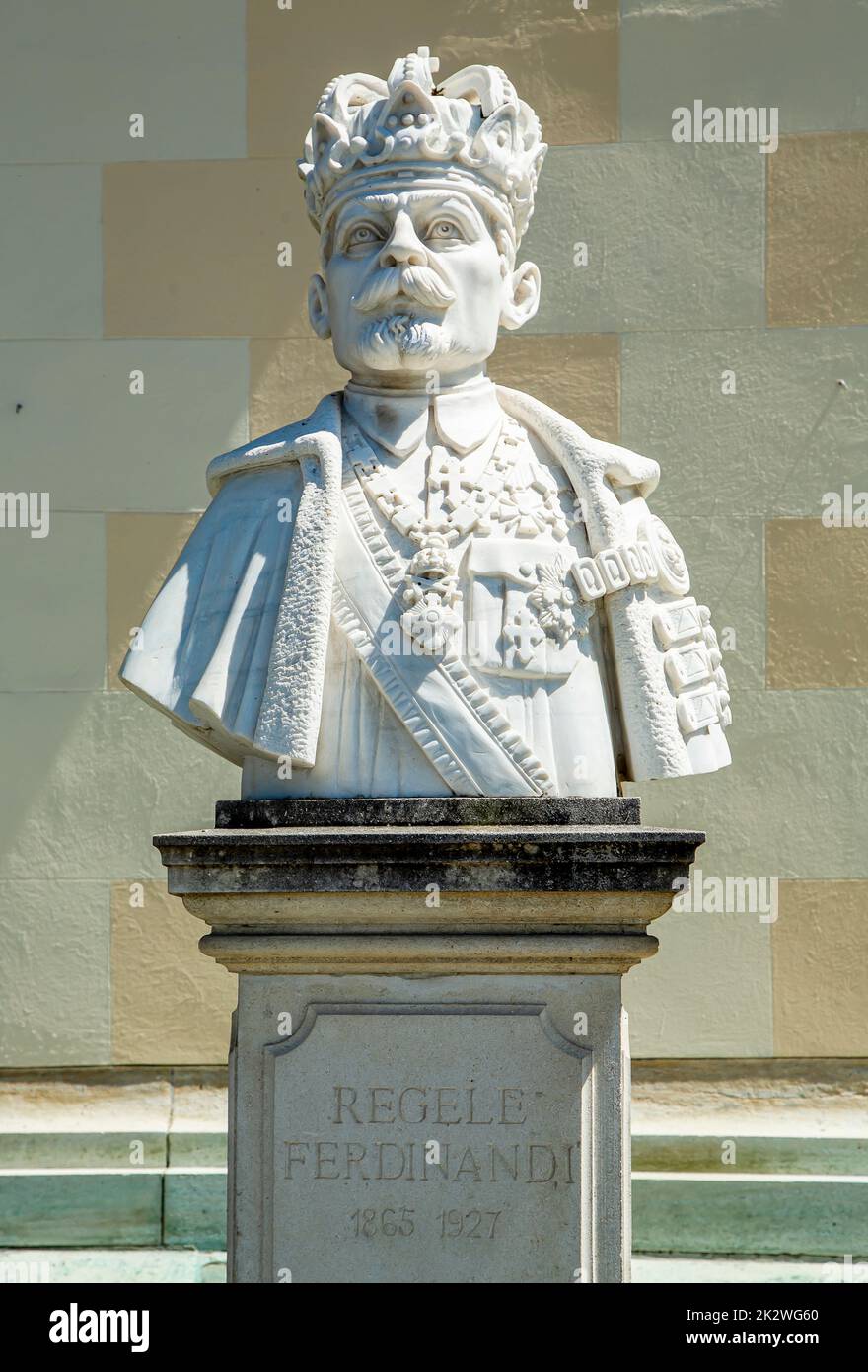 Statua del re Ferdinando i, re di Romania, di fronte alla Cattedrale dell'Incoronazione di Alba Iulia, Transilvania, Romania. Foto Stock