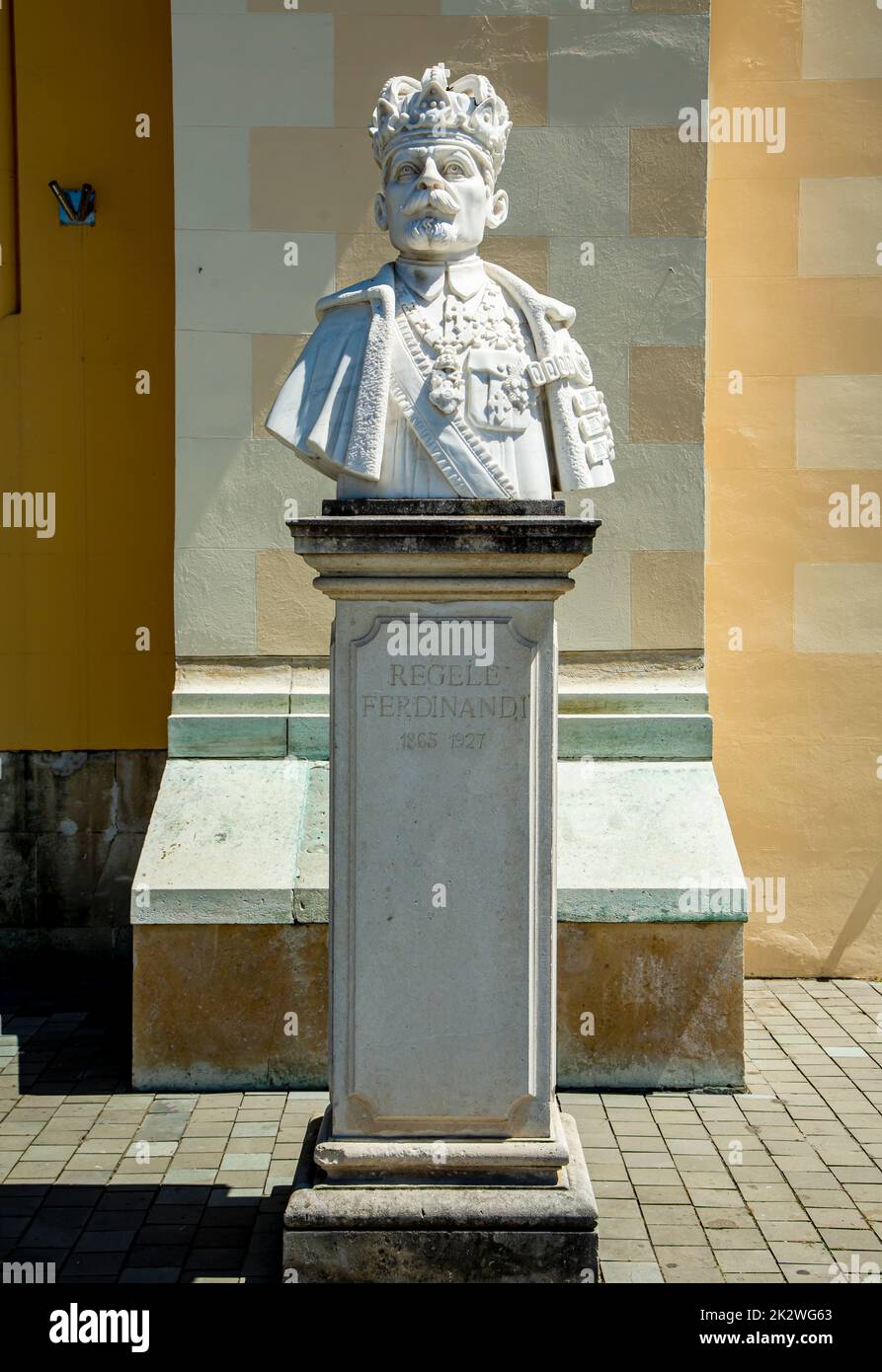 Statua del re Ferdinando i, re di Romania, di fronte alla Cattedrale dell'Incoronazione di Alba Iulia, Transilvania, Romania. Foto Stock