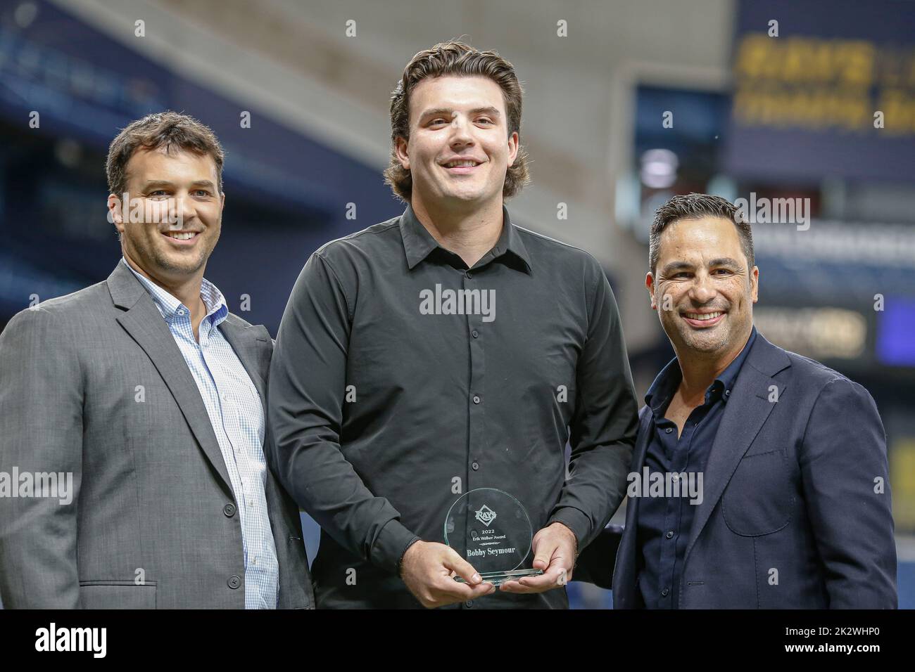 San Pietroburgo, Florida. USA; Charleston Riverdogs primo bassista Bobby Seymour è stato premiato con il campione della comunità Erik Walker per la sportività e il team di lavoro Foto Stock