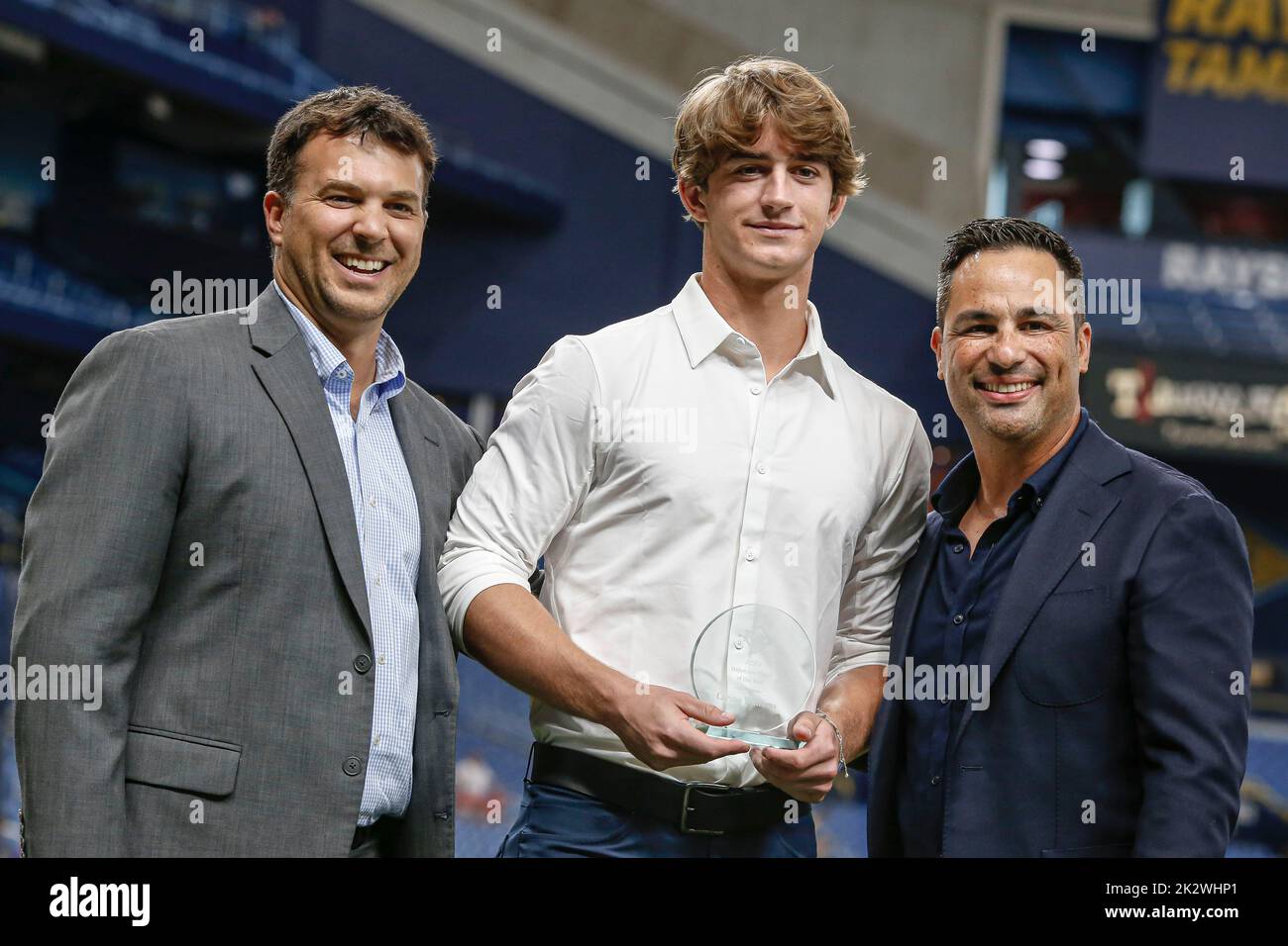 San Pietroburgo, Florida. USA; Charleston Riverdogs infielder Carson Williams è stato premiato difensive Player of the Year prima di una Major League di baseball gam Foto Stock