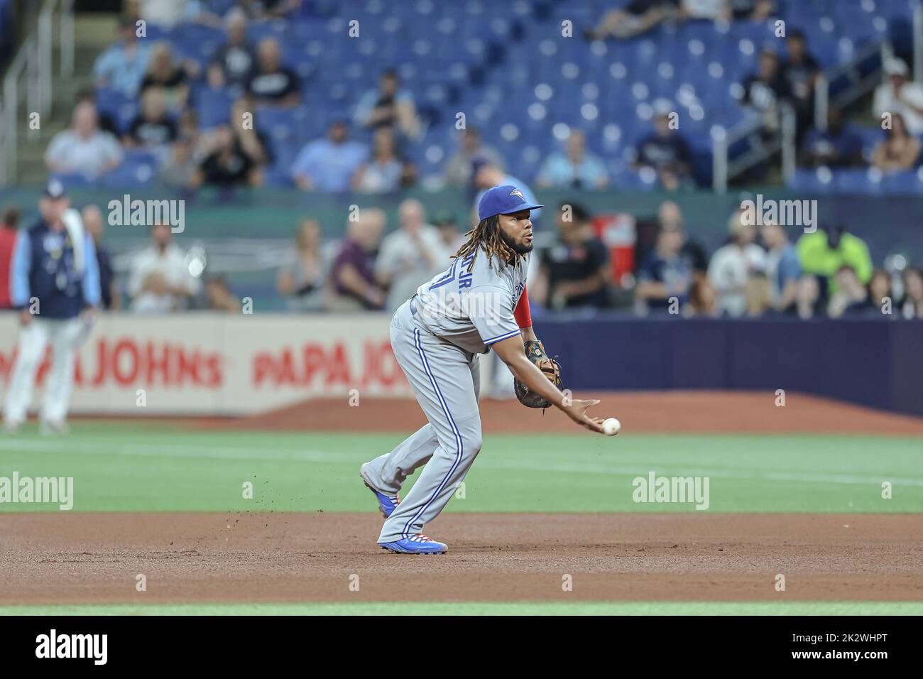 San Pietroburgo, Florida. USA; Toronto Blue Jays primo baseman Vladimir Guerrero Jr. (27) fiende, ma palla fuori dal pipistrello di Tampa Bay raggi sinistra Randy A. Foto Stock