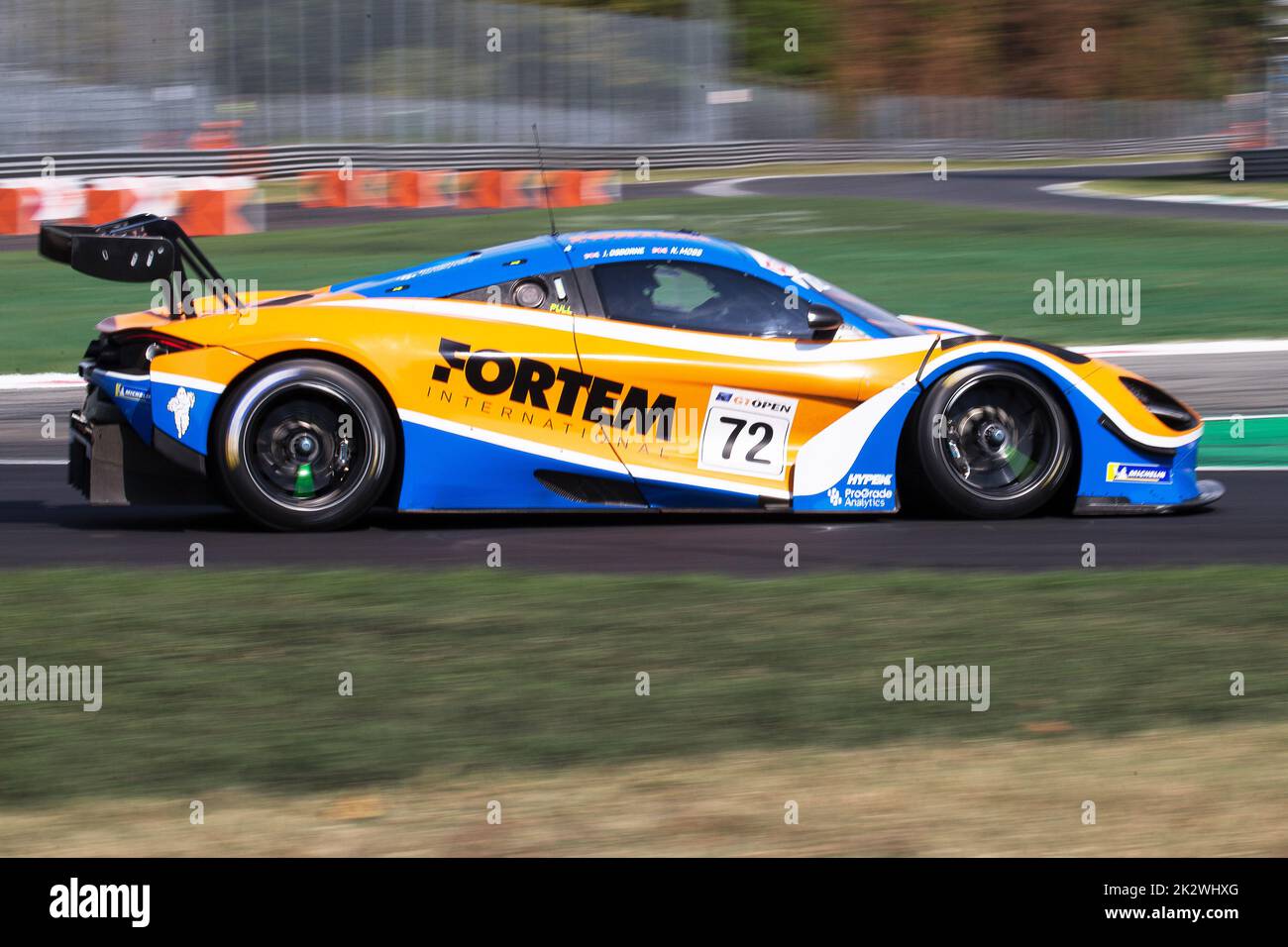 Monza, Italia. 23rd Set, 2022. #72 Nick MOSS/Joe OSBORNE - McLaren 720 S GT3 (Optimum Motorsport) durante la GT Open International series, Motorsport a Monza, Italia, Settembre 23 2022 Credit: Independent Photo Agency/Alamy Live News Foto Stock