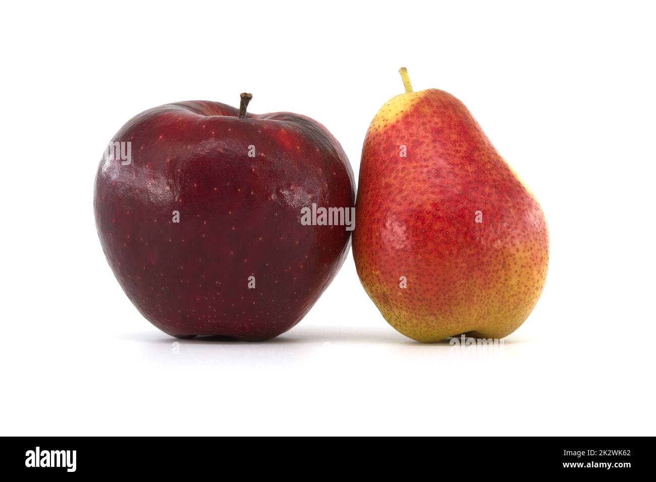 Mela matura intera e pera isolato su bianco Foto Stock