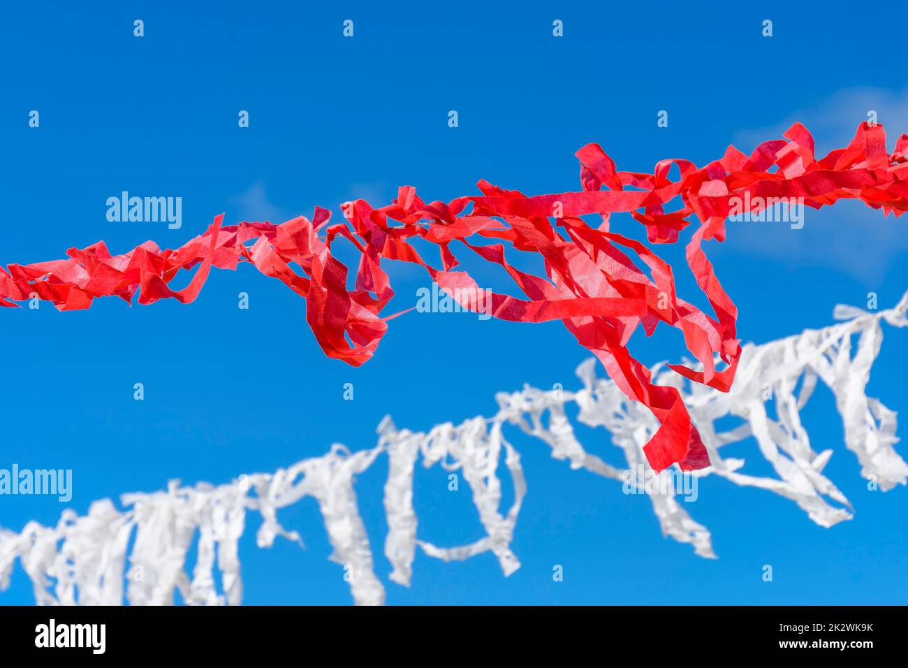 Nastri decorativi di colore rosso e bianco preparati per un festival religioso Foto Stock