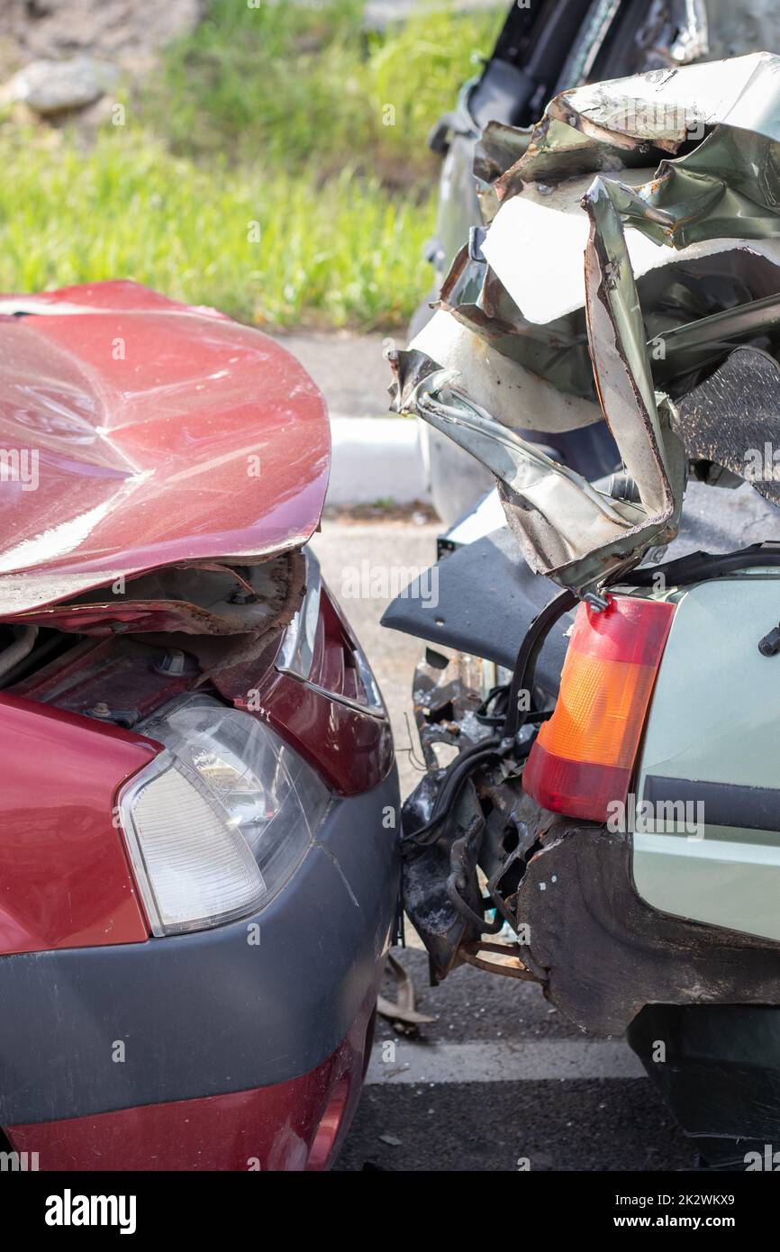 Incidente stradale, auto danneggiata dopo una collisione in città. Incidente dovuto alla velocità e intossicazione da alcol. Informazioni generali sul trasporto. Il concetto di sicurezza stradale e di assicurazione. Foto Stock