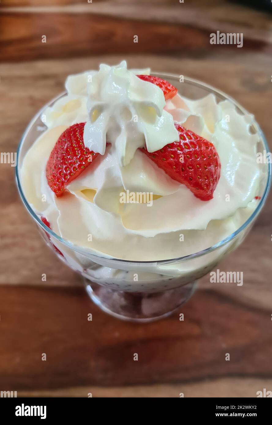 Deliziosa ciotola di gelato alla fragola Foto Stock