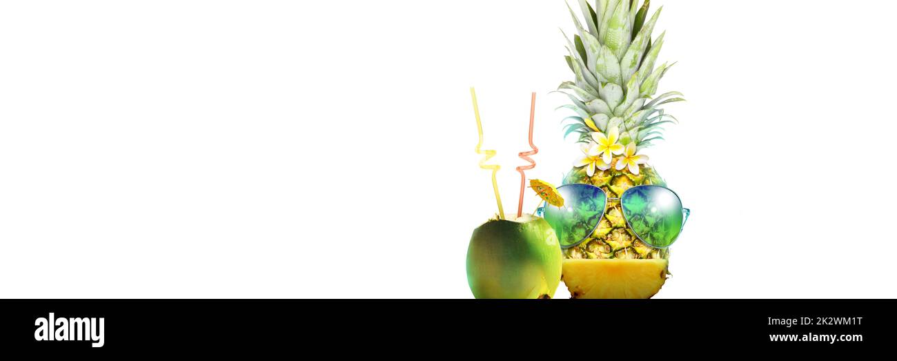 Ananas creativo con occhiali da sole su sfondo estivo. Foto Stock