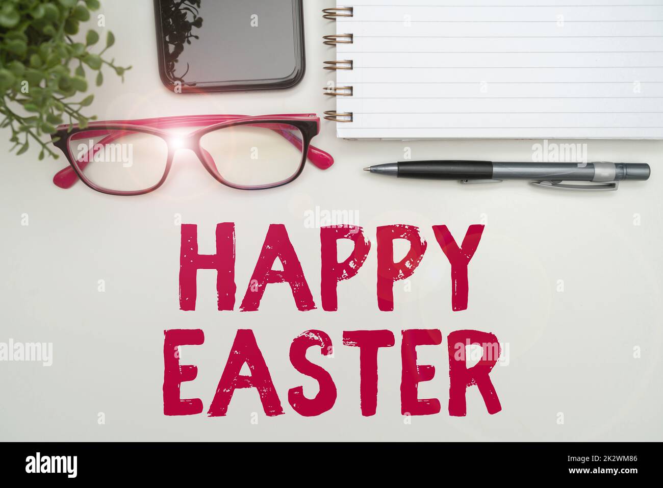 Testo che mostra Inspiration Buona Pasqua. Business Concept Festa cristiana commemorativa della resurrezione di Gesù Ufficio forniture su scrivania con tastiera e bicchieri e caffè Cup per il lavoro Foto Stock