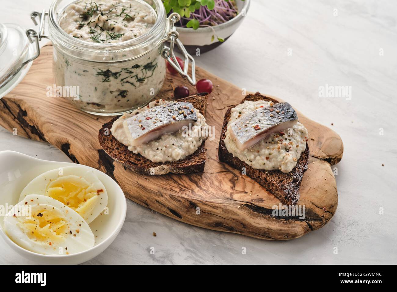 Forshmak - cucina ebraica tradizionale. Sandwich con filetti di aringa tritati con mela, cipolla e uovo. Foto Stock