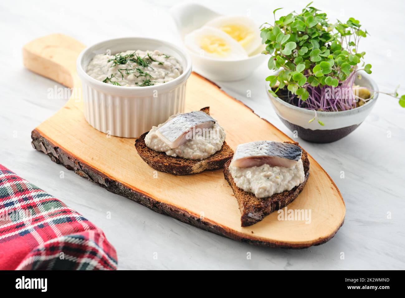 Forshmak - cucina ebraica tradizionale. Sandwich con filetti di aringa tritati con mela, cipolla e uovo. Foto Stock