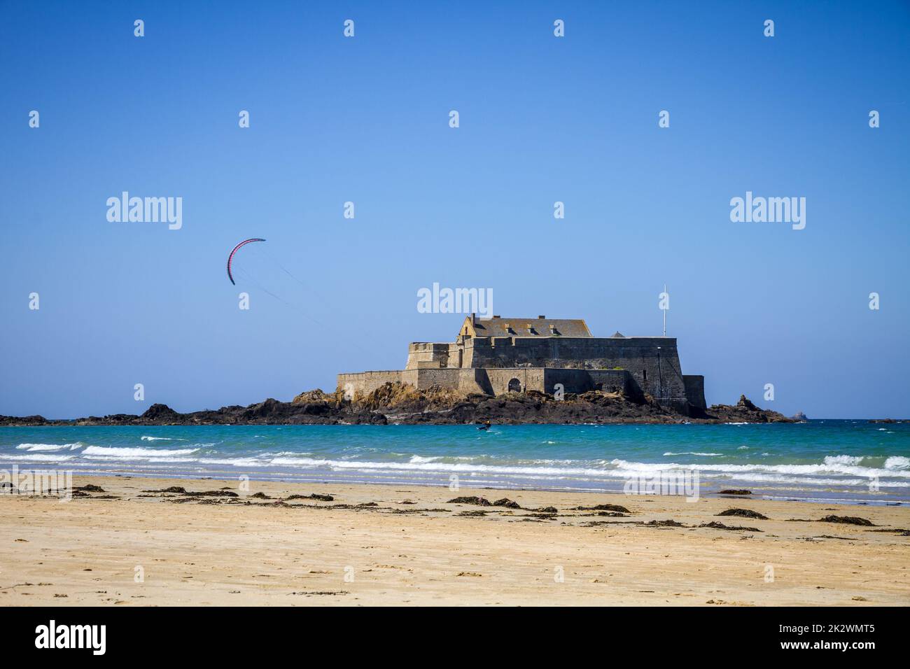 Fort National e un kite surfer sul mare nella città di Saint-Malo, Bretagna, Francia Foto Stock