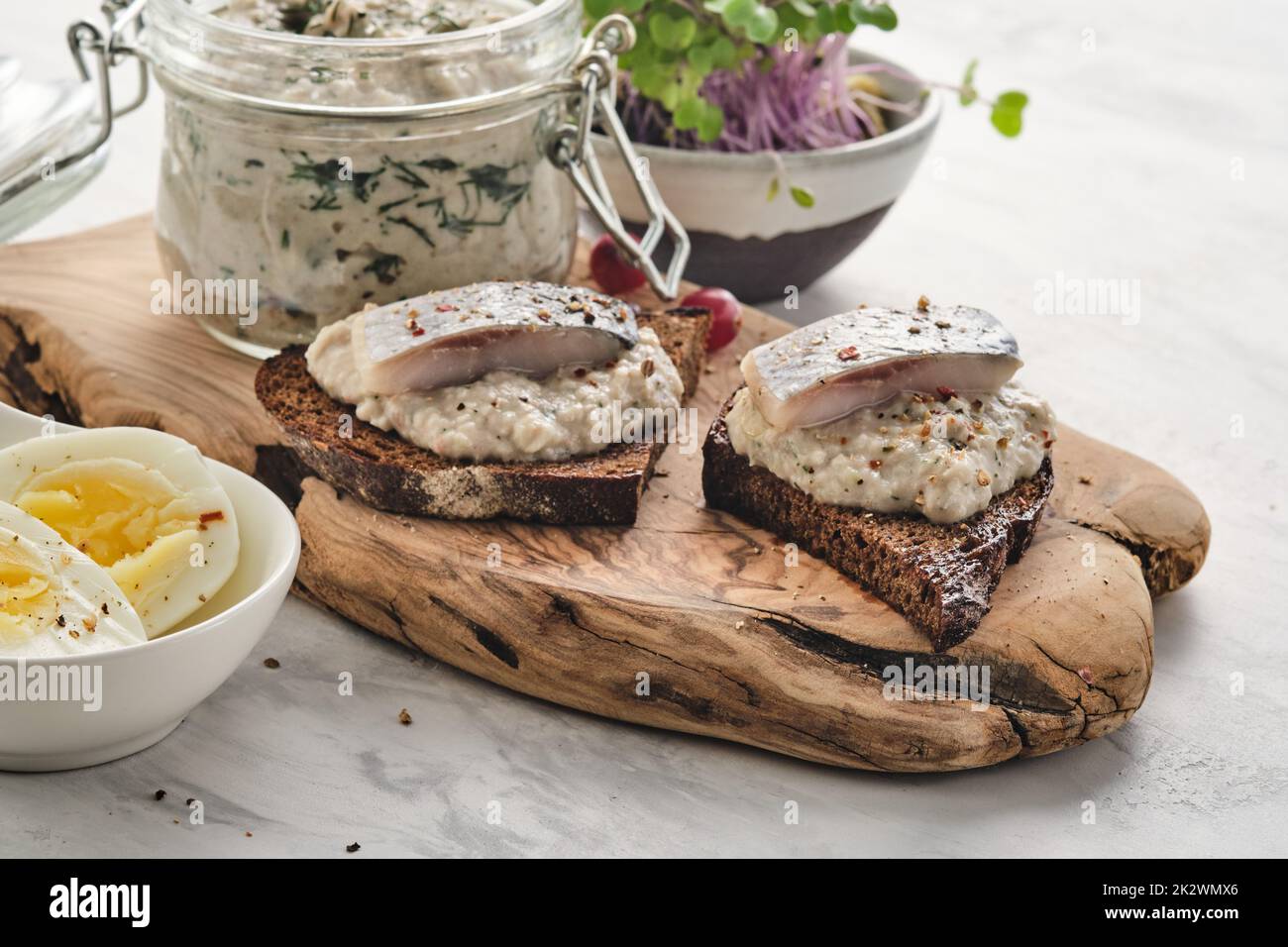 Forshmak - cucina ebraica tradizionale. Sandwich con filetti di aringa tritati con mela, cipolla e uovo. Foto Stock