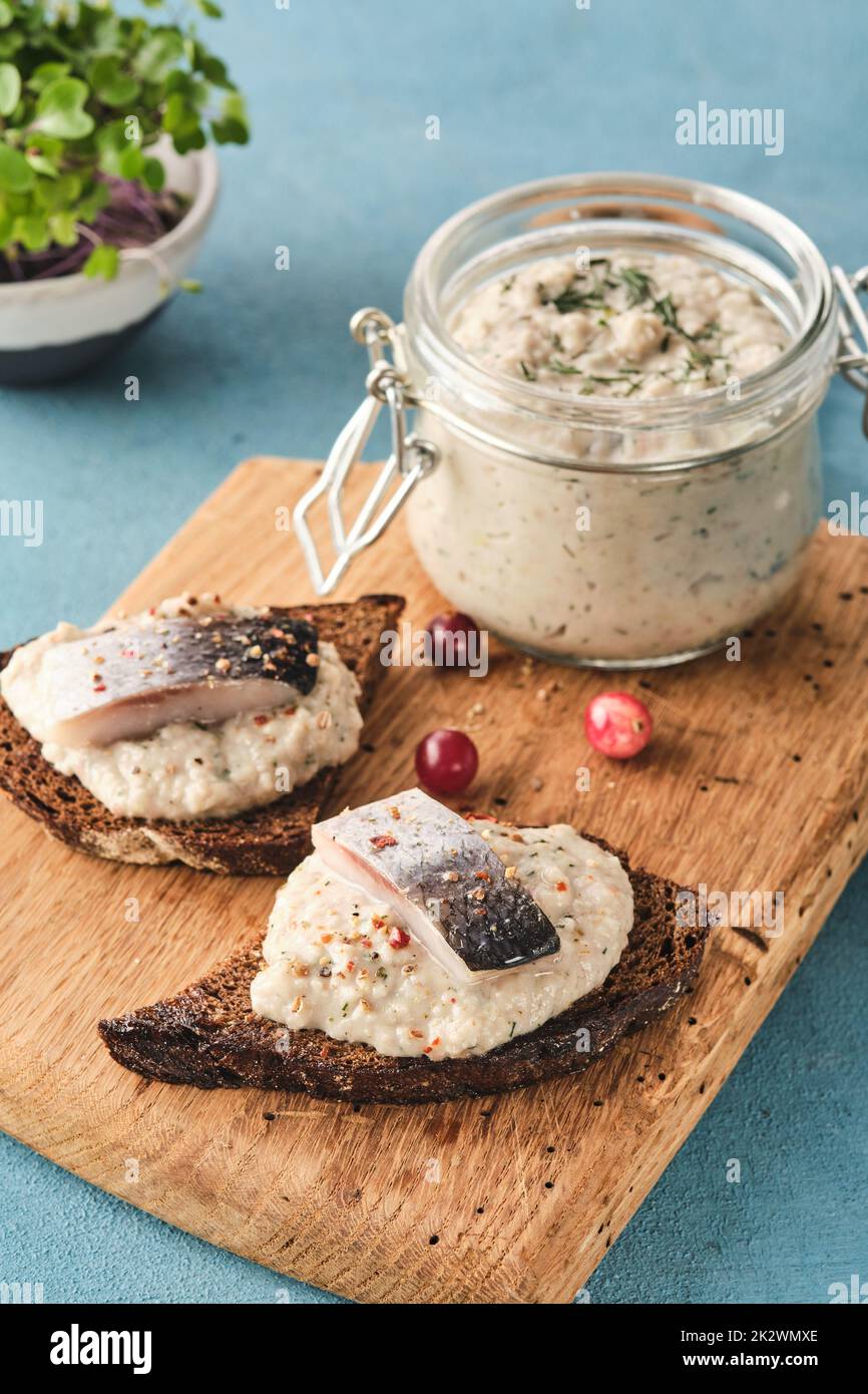 Forshmak - cucina ebraica tradizionale. Sandwich con filetti di aringa tritati con mela, cipolla e uovo. Foto Stock