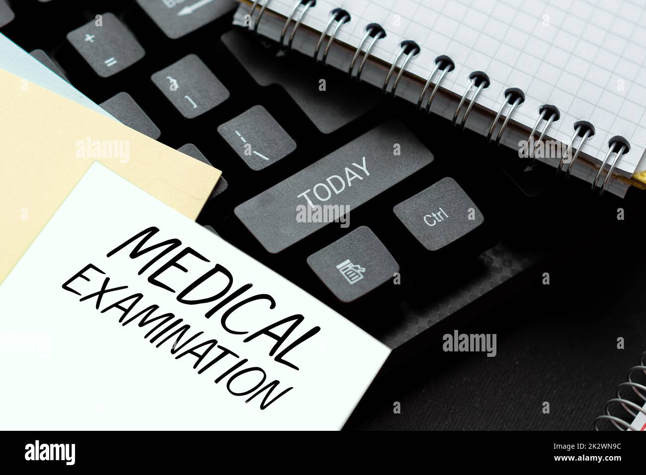 Scrittura a mano esame medico. Parola per l'esame effettuato per determinare l'idoneità fisica Pubblicazione di documenti scritti a macchina Online, digitando Contratto a lungo termine Foto Stock