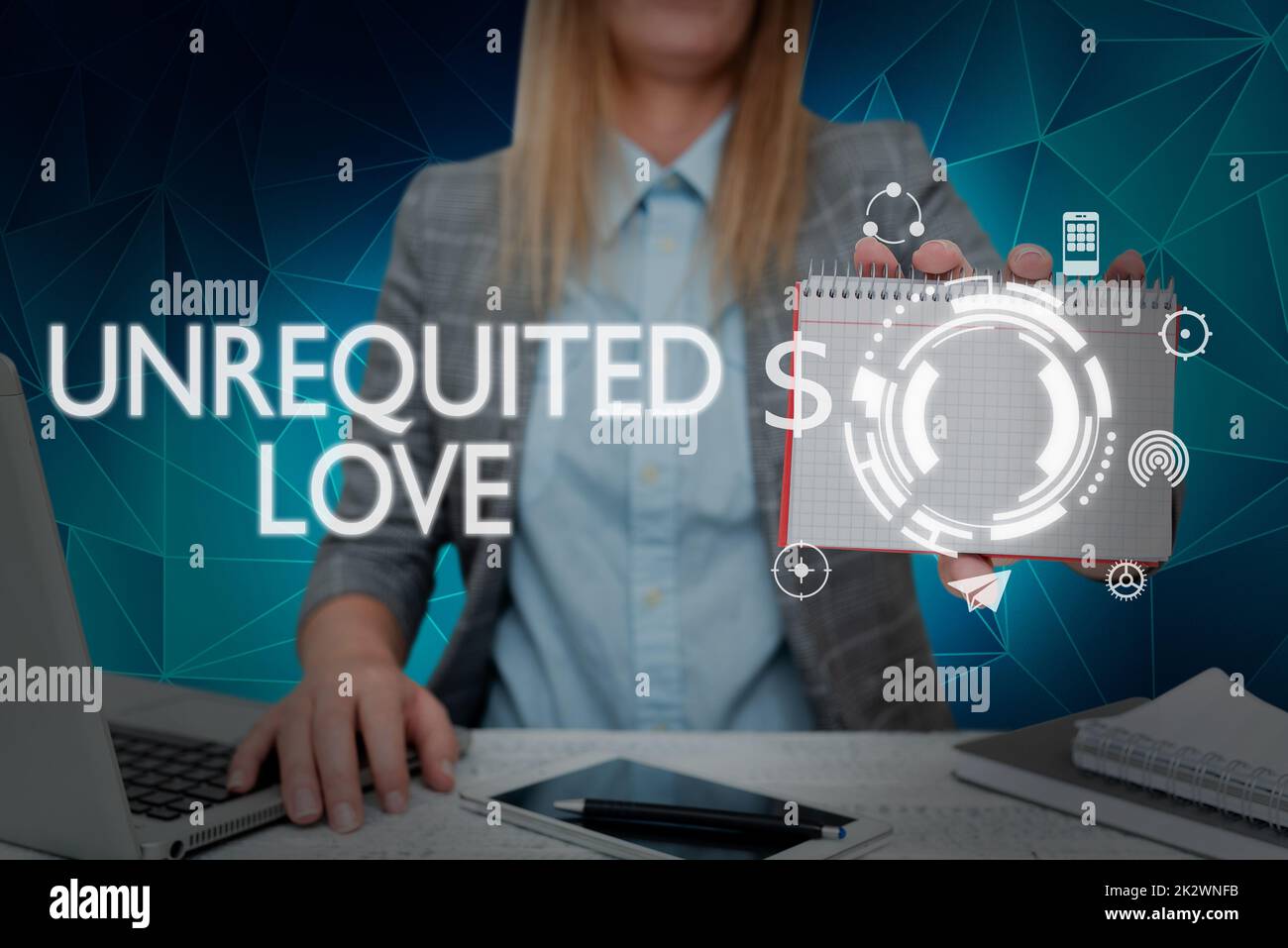 Didascalia di testo che presenta Amore non riproposto. Idea di business non apertamente ricambiata o intesa come tale da amata Signora in tuta tenendo il blocco note che rappresenta il pensiero innovativo. Foto Stock