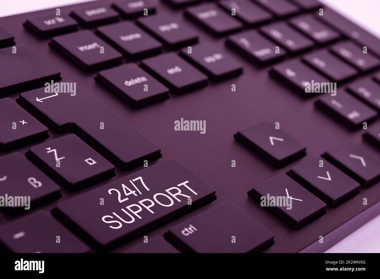 Ispirazione che mostra il segno 24 o 7 supporto. Concetto Internet che fornisce assistenza per l'assistenza durante tutto il giorno e la notte Nessun tempo di inattività computer tastiera e Symbol.supporto informativo per la comunicazione. Foto Stock