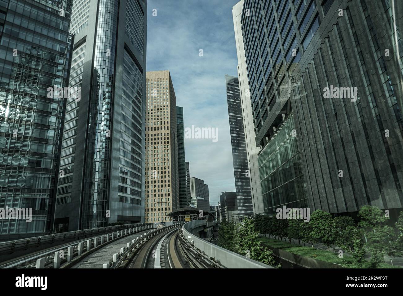 Tokyo di edifici visibili da yurikamome Foto Stock