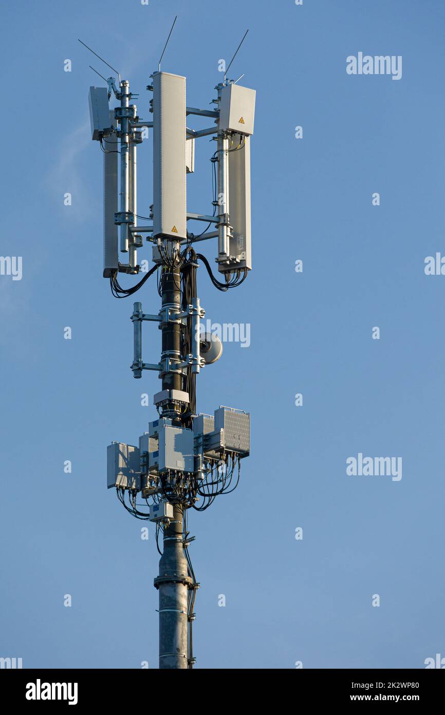 primo piano di un supporto antenna per comunicazioni radio mobili di fronte al cielo blu Foto Stock